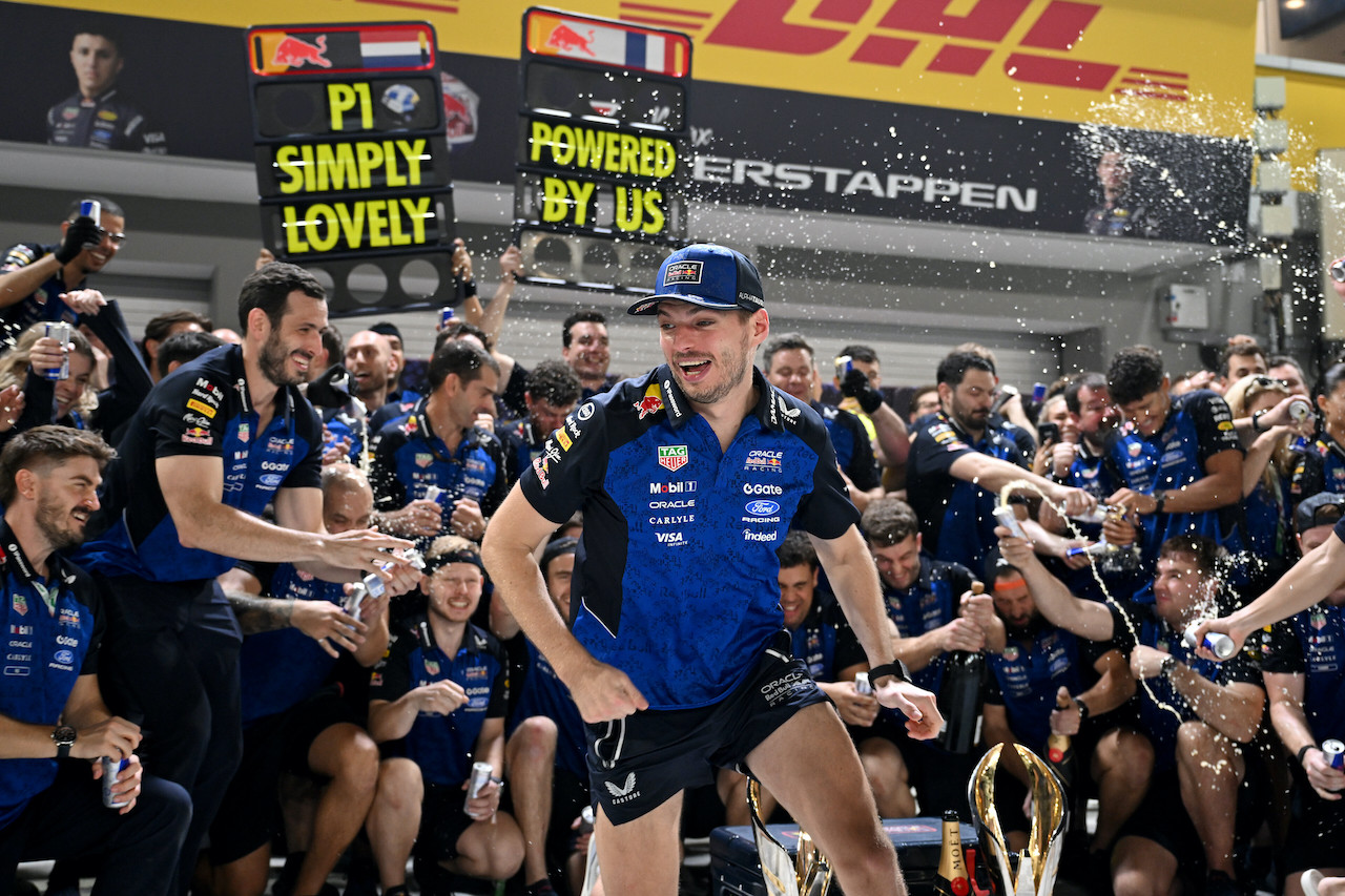 圖2_Max Verstappen首度贏得新加坡大獎賽冠軍，賽後與Oracle Red Bull Racing團隊一同慶祝勝利。（Red Bull 提供）